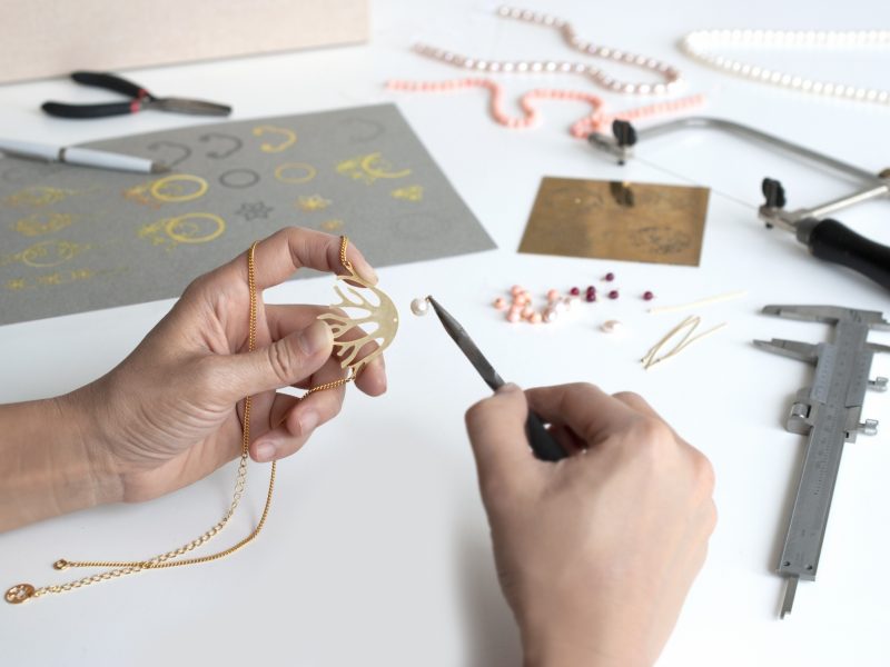 Atelier Lydie Decline - Création de bijoux - plan de travail